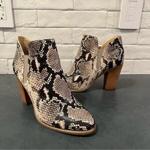 Vince Camuto sz 8 Famhida snakeprint ankle booties